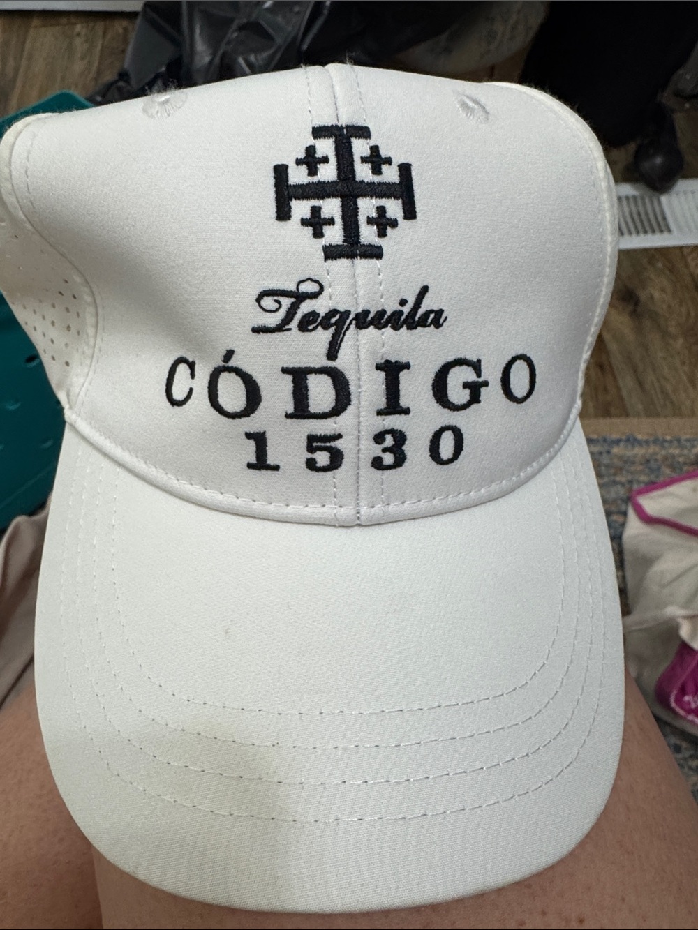 Código 1530 White Embroidered Baseball Cap